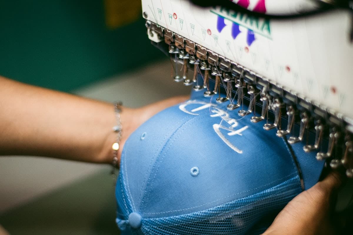 Profissional a preparar um uniforme com atenção ao acabamento